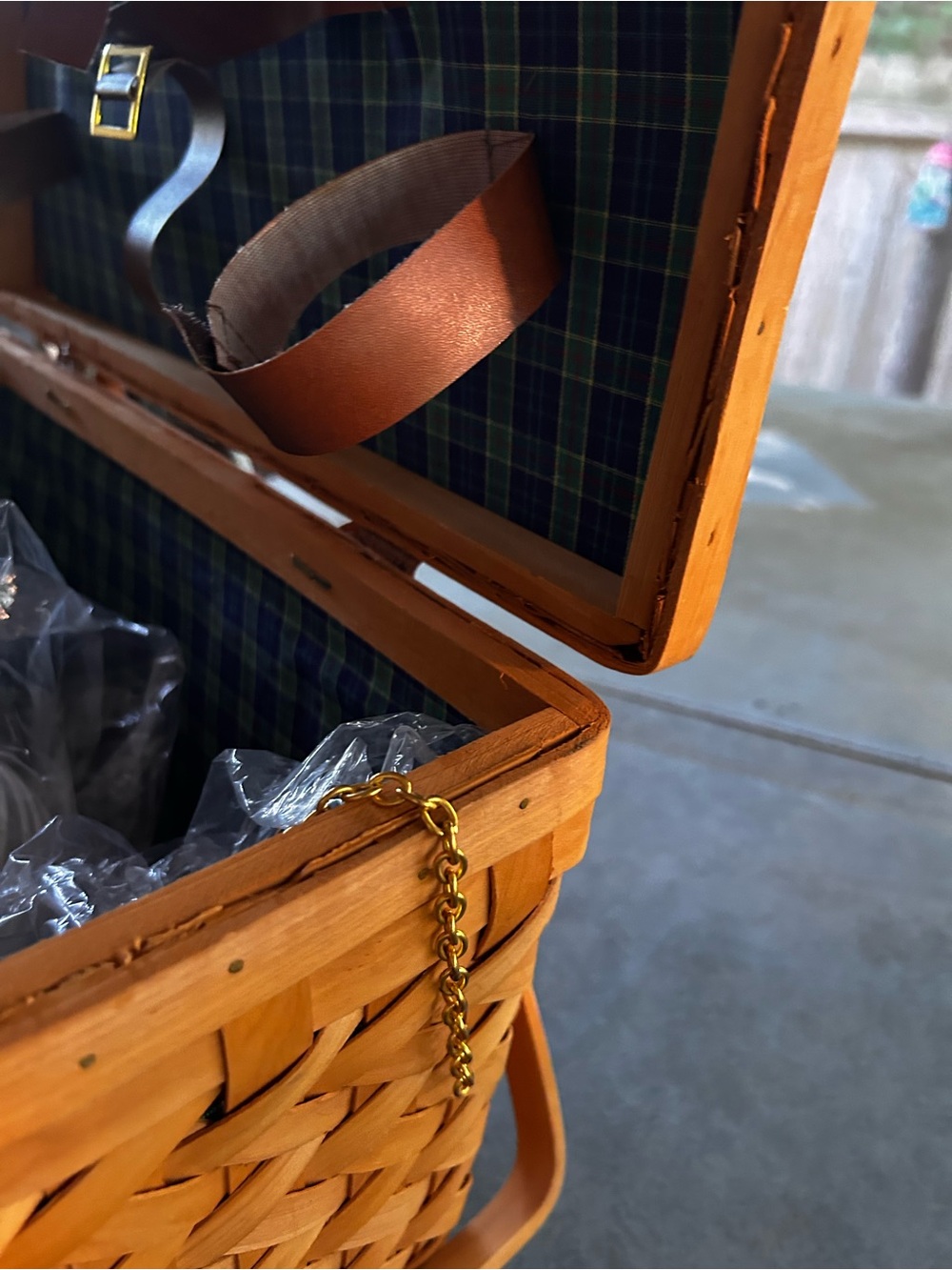 Vintage Picnic Basket With Dinnerware Service for 6 - Picture 16 of 16